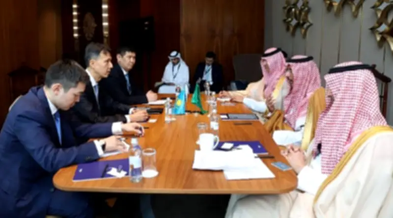 وزير الصناعة يبحث تعزيز التعاون مع كازاخستان في التحول الرقمي والابتكار