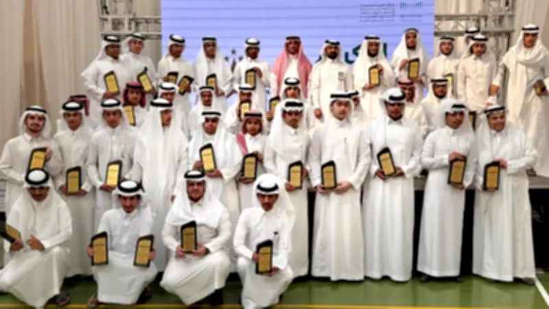 مدير تعليم الطائف يكرم الطلبة المتميزين ويتابع جائزة "ملهم"