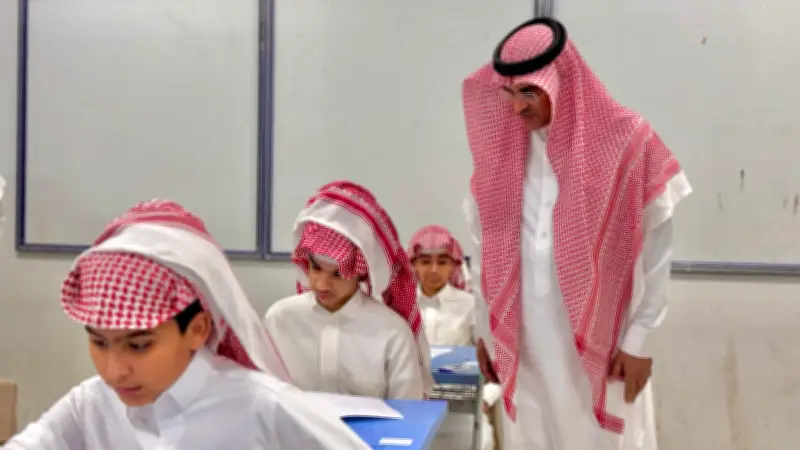 مدير تعليم الطائف يفتتح معرض إدارة المرافق المتكاملة ويزور متوسطة أحد