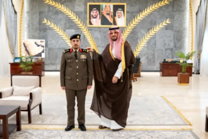 محافظ الطائف يقلد مدير شرطة المحافظة رتبة لواء