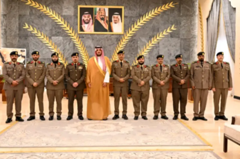 محافظ الطائف يقلد ضباط شرطة المحافظة رتبهم الجديدة
