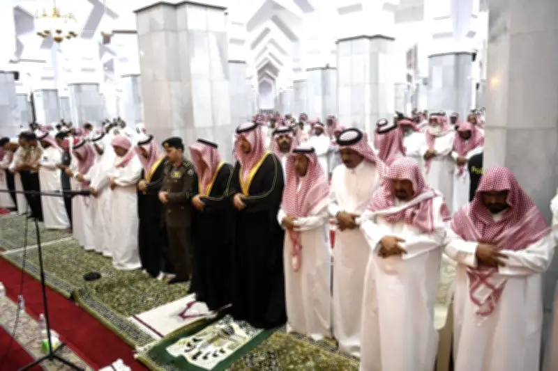 محافظ الطائف يؤدي صلاة الميت على شهيد حادثة أرامكو عبدالله الزلفي