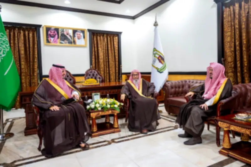 محافظ الطائف يزور المفتي العام في مقر الإفتاء بالطائف ويشيد بجهوده