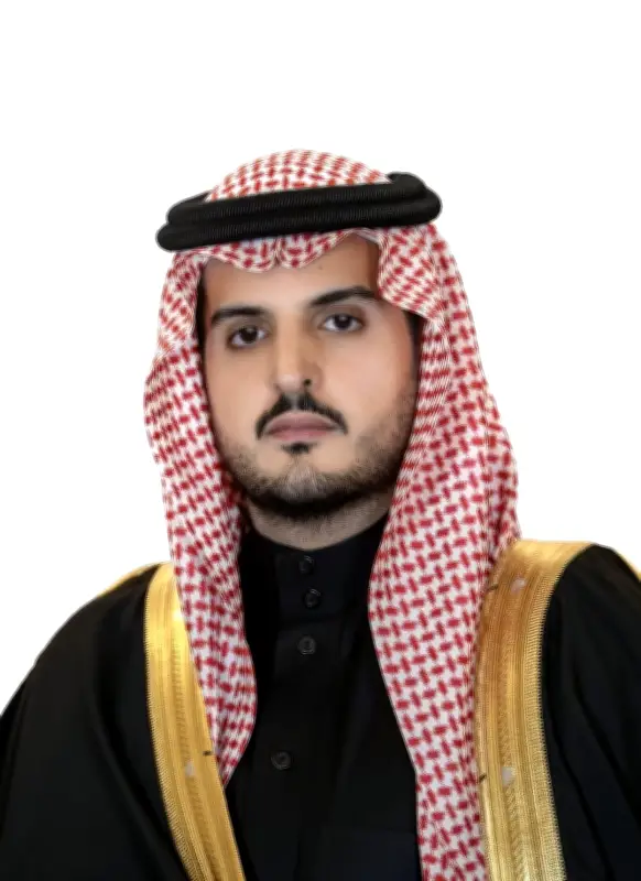 محافظ الطائف يؤدي صلاة الميت على شهيد حادث مروحية أرامكو
