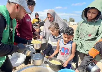 مركز الملك سلمان يوزع 25 ألف وجبة ساخنة في غزة