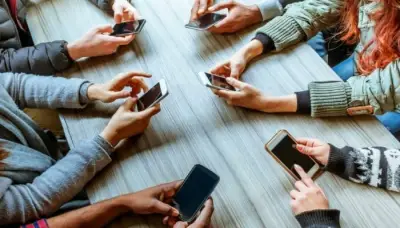 دراسة أمريكية: 5 ساعات يومياً على الهاتف تضاعف خطر اكتئاب المراهقين