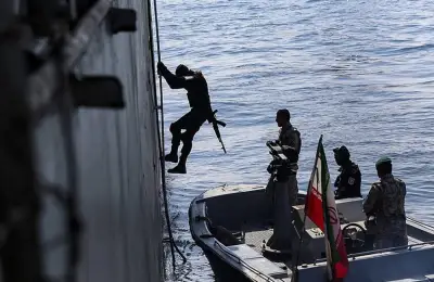 إيران تعلن استهداف مركز قيادة على مدمرة أمريكية في بحر عُمان