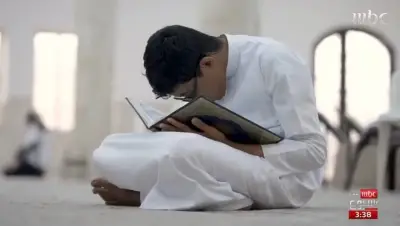 الشاب الكفيف عزام الجابري يتحدى الإعاقة بحفظ أجزاء من القرآن بالقلم الناطق