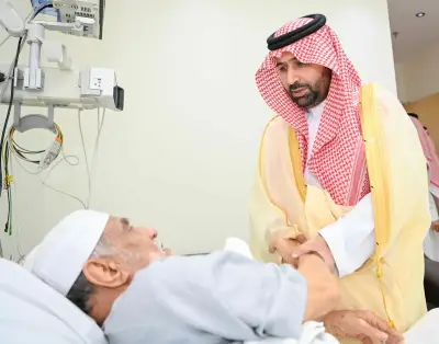 أمير جازان ونائبه يزوران شيخ شمل ضمد للاطمئنان على صحته