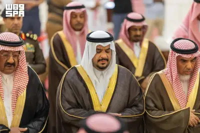 نائب أمير الرياض يؤدي صلاة الميت على الأميرة سارة بنت عبدالمحسن