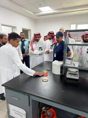 مدير بيئة مكة يتفقد مختبر صحة الأسماك بجدة ويبحث تطوير خدماته