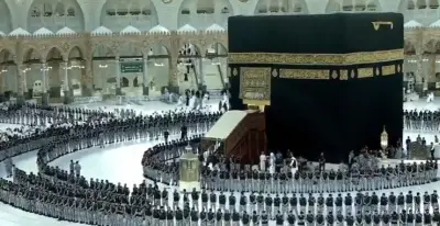 نيابة عن الملك سلمان.. نائب أمير مكة يغسل الكعبة المشرفة