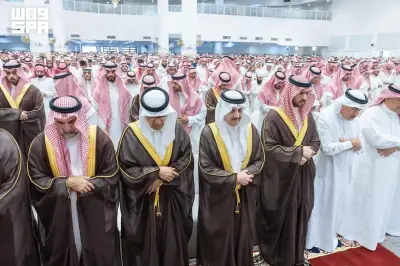 أمير الشرقية يؤدي صلاة الميت على شهداء حادث طائرة أرامكو