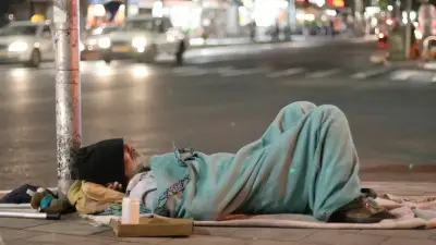 بأعجوبة.. مشرد ينجو من الدهس تحت عجلات سيارة في إزمير التركية