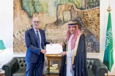 الملك سلمان وولي العهد يتلقيان رسائل من الملك تشارلز الثالث