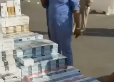 الكويت تحبط تهريب 210 كرز سجائر عبر منفذ النويصيب وتضبط خليجياً