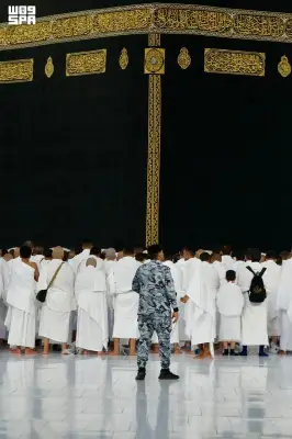 ملايين المسلمين يتوافدون إلى المسجد الحرام في مشاهد إيمانية مهيبة