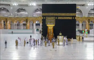 الاستعداد لغسل الكعبة المشرفة في الخامس عشر من محرم بماء زمزم والورد