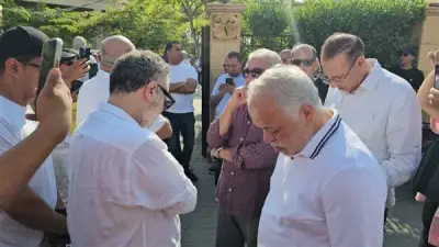 الأبيض يهيمن على جنازة الفنان محمد مرزبان في القاهرة
