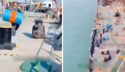 بالفيديو: عمال على متن سفينة يلقون براميل النفط الفارغة في البحر بالقرب من السواحل التونسية