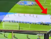 لقطة طريفة: طي العلم على أحد المنظمين في كأس العالم 2026