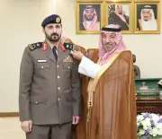 أمير نجران يقلد مدير الدفاع المدني رتبة لواء جديدة