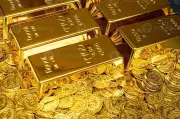 ارتفاع أسعار الذهب مدعومة بتراجع الدولار وانخفاض النفط
