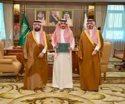 أمير جازان يستقبل فريق تقييم الأداء عبر منصة 