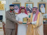 أمير القصيم يكرم مواطناً أبعد مركبة مشتعلة حفاظاً على الأرواح