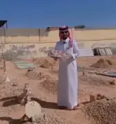 شاب يحتفل بتوثيق حسابه عند قبر والدته ويثير جدلاً واسعاً