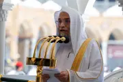 خطيب الحرم يدعو للنظرة المتوازنة للدنيا وعدم الانغماس في الشهوات