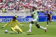 بو ندى يهدي نقطة سويسرا لوالدته والشعب القطري
