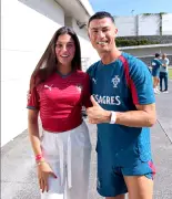 كريستيانو رونالدو يحقق أمنية معجبة بصورته معها في مناسبة عامة