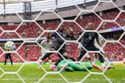 هاتريك ديفيد يقود كندا لسحق قطر 6-0 في أول فوز عالمي