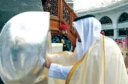 نائب أمير مكة يتشرف بغسل الكعبة المشرفة غداً نيابة عن الملك سلمان