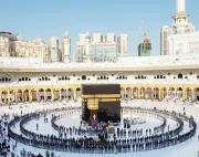 نيابة عن خادم الحرمين.. نائب أمير مكة يغسل الكعبة بماء زمزم والعود والورد