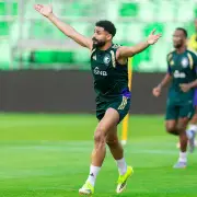 دونيس يعتمد خطة الأخضر لمواجهة إسبانيا عبر الفيديو في كأس العالم