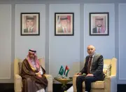 فيصل بن فرحان والصفدي يبحثان تطورات المنطقة على هامش الجامعة العربية