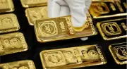 الذهب يقترب من تحقيق مكاسب بنسبة 1% مع تراجع توقعات رفع الفائدة الأمريكية