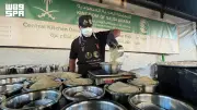 مركز الملك سلمان يوزع 25 ألف وجبة ساخنة على أهالي غزة