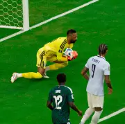 محمد العويس يبهر العالم ويقود الأخضر لانتصار تاريخي على أوروغواي