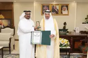 أمير نجران يمنح وسام الملك عبدالعزيز لمتبرعين بكليتيهما لذويهما
