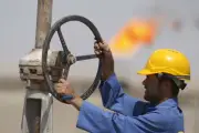 النفط يواصل تراجعه مع انفراج أزمة مضيق هرمز وعودة الإمدادات
