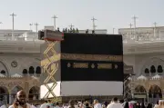 تهيئة كسوة الكعبة المشرفة لاستبدالها مع مطلع العام الهجري الجديد