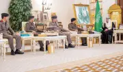 أمير القصيم يستقبل مدير شرطة المنطقة ويقلد ضباطاً رتبهم الجديدة