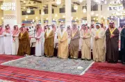 أمير الرياض يؤدي صلاة الميت على والدة خالد بن خرصان