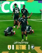 السعودية تتقدم على أوروغواي بهدف العمري في الشوط الأول بكأس العالم