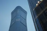 طائرة صغيرة تصطدم بأطول ناطحة سحاب في بكين
