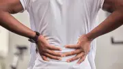 خبراء العمود الفقري: متى يكون ألم الظهر الصباحي خطراً؟