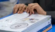 طلاب الانتقالية يتسلمون كتب العام القادم في آخر يوم دراسي